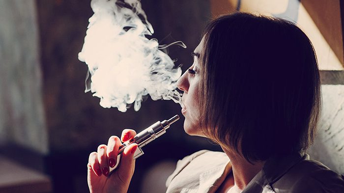 Moteris rūko elektroninę cigaretę